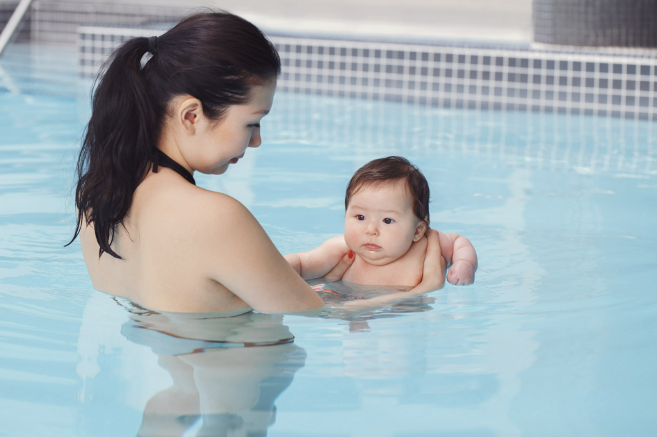 anak belajar berenang, usia anak berenang, manfaat berenang untuk anak, cara mengajarkan anak berenang, keamanan berenang anak, Bunda, si Kecil